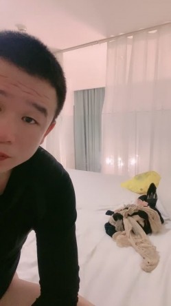 七彩主播 ️【娇子格调】气质轻熟女~好会撩啊~表情淫荡~大叔也抵挡不住~又亲又舔又抠 ️激情啪啪~极致诱惑！ 截图6