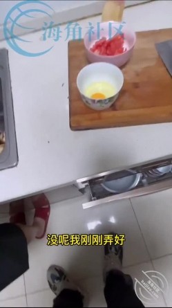 和楼下的美少妇在厨房偷情 一边炒菜一边在灶台子上操 截图1