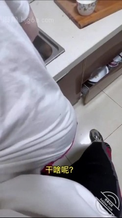 和楼下的美少妇在厨房偷情 一边炒菜一边在灶台子上操 截图2