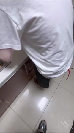 和楼下的美少妇在厨房偷情 一边炒菜一边在灶台子上操 截图3