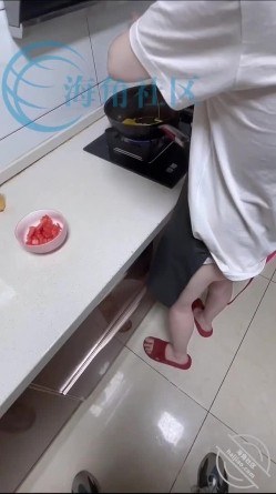 和楼下的美少妇在厨房偷情 一边炒菜一边在灶台子上操 截图4