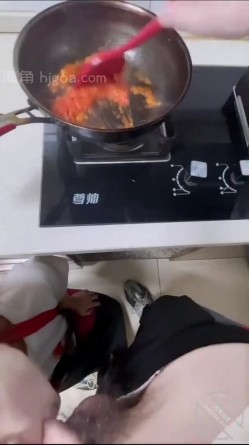 和楼下的美少妇在厨房偷情 一边炒菜一边在灶台子上操 截图5