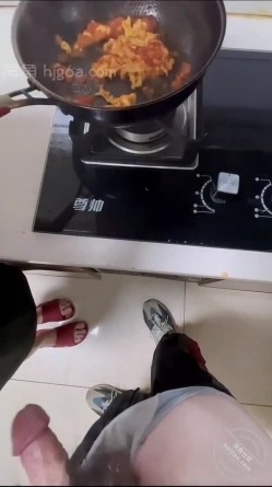 和楼下的美少妇在厨房偷情 一边炒菜一边在灶台子上操 截图6
