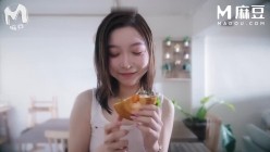 麻豆传媒 MD-0375 趁朋友返乡和他女友做一天 背着男友沉沦在NTR中的纯欲少女-纯子 截图1