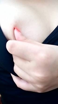 之前非常火的教室自慰少妇穿着性感野外自摸乳头和肥穴呻吟，还流淫水了 截图3