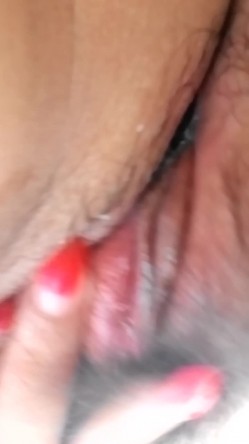 之前非常火的教室自慰少妇穿着性感野外自摸乳头和肥穴呻吟，还流淫水了 截图13