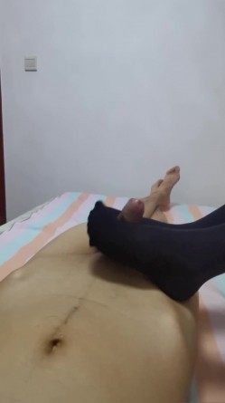大神单身宿舍露脸约炮女同事 ️换上开档黑丝先玩足交再啪啪 截图5