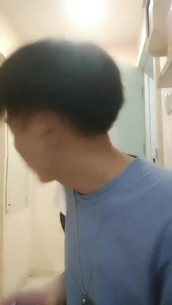 年轻帅小伙4P老阿姨，小伙子们跟没见过逼是的，看着老阿姨洗完澡床上一起玩耍，揉奶抠逼轮草抽插玩的好激情 截图1