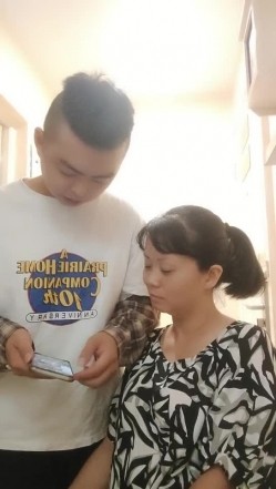 年轻帅小伙4P老阿姨，小伙子们跟没见过逼是的，看着老阿姨洗完澡床上一起玩耍，揉奶抠逼轮草抽插玩的好激情 截图2