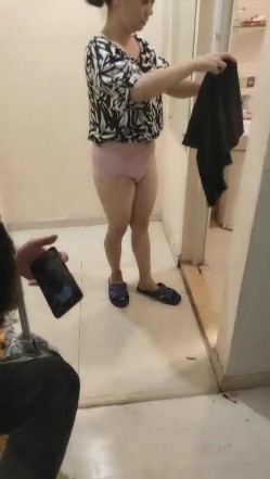 年轻帅小伙4P老阿姨，小伙子们跟没见过逼是的，看着老阿姨洗完澡床上一起玩耍，揉奶抠逼轮草抽插玩的好激情 截图3
