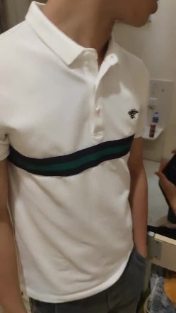 年轻帅小伙4P老阿姨，小伙子们跟没见过逼是的，看着老阿姨洗完澡床上一起玩耍，揉奶抠逼轮草抽插玩的好激情 截图4