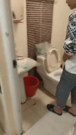 年轻帅小伙4P老阿姨，小伙子们跟没见过逼是的，看着老阿姨洗完澡床上一起玩耍，揉奶抠逼轮草抽插玩的好激情 截图5