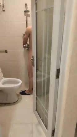 年轻帅小伙4P老阿姨，小伙子们跟没见过逼是的，看着老阿姨洗完澡床上一起玩耍，揉奶抠逼轮草抽插玩的好激情 截图7