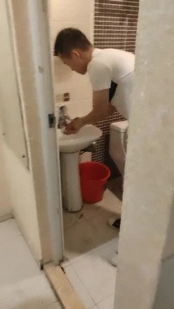 年轻帅小伙4P老阿姨，小伙子们跟没见过逼是的，看着老阿姨洗完澡床上一起玩耍，揉奶抠逼轮草抽插玩的好激情 截图15