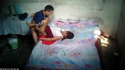 棚户区站街女暗拍姐姐穿着超短裙钓到个要站着干的猛男没想到是杆快枪 截图3