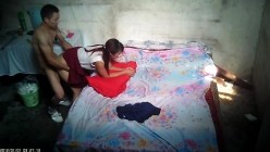 棚户区站街女暗拍姐姐穿着超短裙钓到个要站着干的猛男没想到是杆快枪 截图13