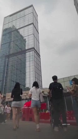 步行街跟随偷窥爱拍照的漂亮小姐姐 大长腿 性感小内内 截图1