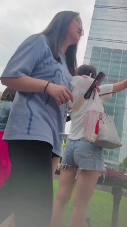 步行街跟随偷窥爱拍照的漂亮小姐姐 大长腿 性感小内内 截图2