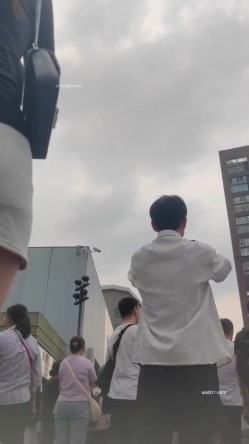步行街跟随偷窥爱拍照的漂亮小姐姐 大长腿 性感小内内 截图6