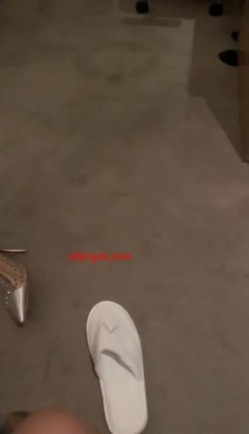 穷人女神金主母狗！巨乳绿茶婊【顾灵曦】私拍福利，吃屌车震道具自慰，被土豪无套射了满背 截图14