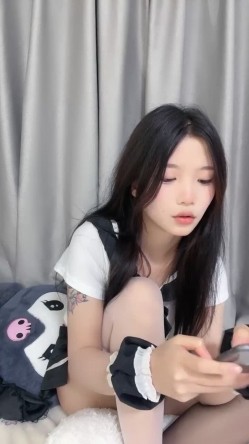 四川小美女，明星级别【小米粥粥】忧郁的眼神，让大哥们着迷，一晚上礼物乱飞牛逼了 截图7