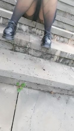 一起上卫校的姐妹俩，双双下海，跳蛋塞逼里出门，逛街、打车，震得骚痒的小穴好多水，回家赶紧解决需求！ 截图4