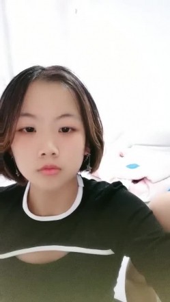 一起上卫校的姐妹俩，双双下海，跳蛋塞逼里出门，逛街、打车，震得骚痒的小穴好多水，回家赶紧解决需求！ 截图8