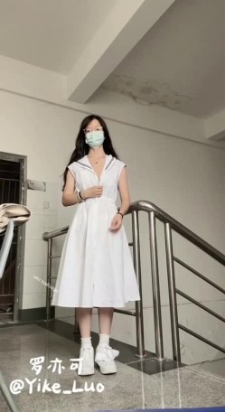 可盐可甜极品大奶清纯女神【小罗老师、旖可】付费露脸视图，露出裸舞性爱调教，年纪虽轻却很反差 截图1