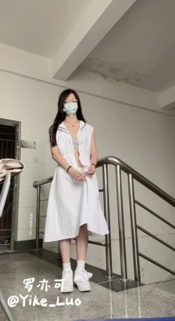 可盐可甜极品大奶清纯女神【小罗老师、旖可】付费露脸视图，露出裸舞性爱调教，年纪虽轻却很反差 截图5