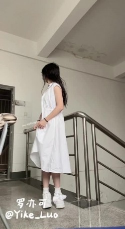 可盐可甜极品大奶清纯女神【小罗老师、旖可】付费露脸视图，露出裸舞性爱调教，年纪虽轻却很反差 截图7