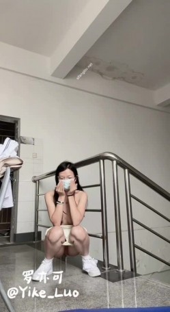 可盐可甜极品大奶清纯女神【小罗老师、旖可】付费露脸视图，露出裸舞性爱调教，年纪虽轻却很反差 截图16