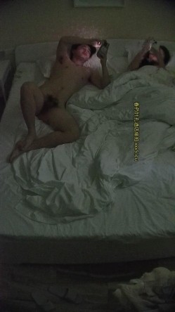 酒店针孔偷拍帅气男大操可爱长裙女孩最后用舌头舔她无毛穴 截图1