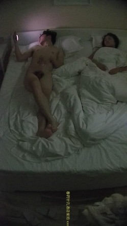 酒店针孔偷拍帅气男大操可爱长裙女孩最后用舌头舔她无毛穴 截图2
