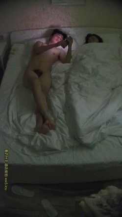 酒店针孔偷拍帅气男大操可爱长裙女孩最后用舌头舔她无毛穴 截图4