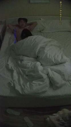 酒店针孔偷拍帅气男大操可爱长裙女孩最后用舌头舔她无毛穴 截图5