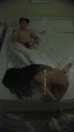 酒店针孔偷拍帅气男大操可爱长裙女孩最后用舌头舔她无毛穴 截图6