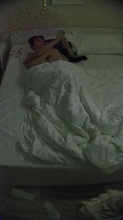 酒店针孔偷拍帅气男大操可爱长裙女孩最后用舌头舔她无毛穴 截图7
