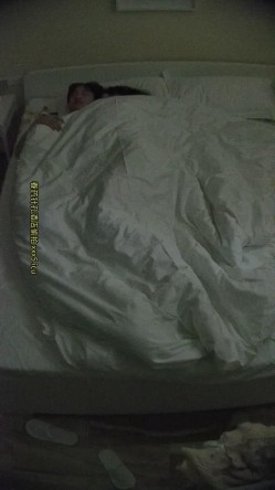 酒店针孔偷拍帅气男大操可爱长裙女孩最后用舌头舔她无毛穴 截图8