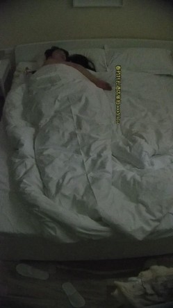 酒店针孔偷拍帅气男大操可爱长裙女孩最后用舌头舔她无毛穴 截图10