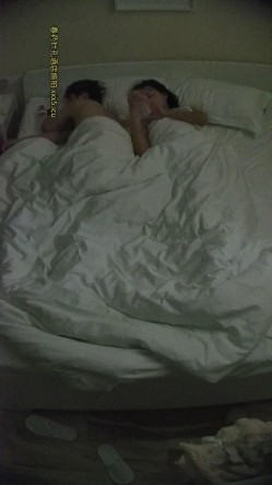 酒店针孔偷拍帅气男大操可爱长裙女孩最后用舌头舔她无毛穴 截图12