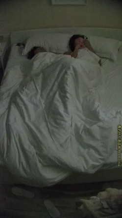 酒店针孔偷拍帅气男大操可爱长裙女孩最后用舌头舔她无毛穴 截图13