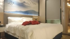 一屌探花_鸭哥代班红衣牛仔裤短发美女，一对天然超大奶真吸睛，后入推车正对镜头看点满满 截图3