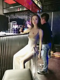 西安知名SM大表姐 - 表哥罩着的酒吧，喝完手中的酒，众目睽睽、风情滴当起小母狗，钻进桌子底下！ 截图1