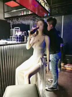 西安知名SM大表姐 - 表哥罩着的酒吧，喝完手中的酒，众目睽睽、风情滴当起小母狗，钻进桌子底下！ 截图2