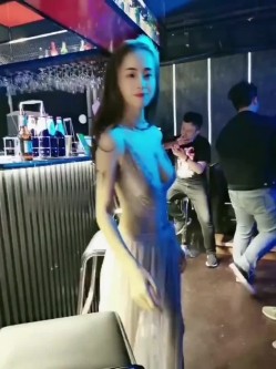 西安知名SM大表姐 - 表哥罩着的酒吧，喝完手中的酒，众目睽睽、风情滴当起小母狗，钻进桌子底下！ 截图4
