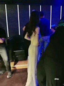 西安知名SM大表姐 - 表哥罩着的酒吧，喝完手中的酒，众目睽睽、风情滴当起小母狗，钻进桌子底下！ 截图5