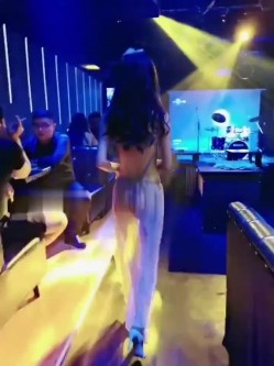 西安知名SM大表姐 - 表哥罩着的酒吧，喝完手中的酒，众目睽睽、风情滴当起小母狗，钻进桌子底下！ 截图6