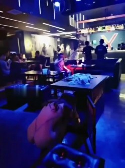 西安知名SM大表姐 - 表哥罩着的酒吧，喝完手中的酒，众目睽睽、风情滴当起小母狗，钻进桌子底下！ 截图11