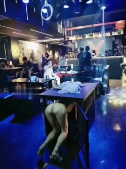 西安知名SM大表姐 - 表哥罩着的酒吧，喝完手中的酒，众目睽睽、风情滴当起小母狗，钻进桌子底下！ 截图12