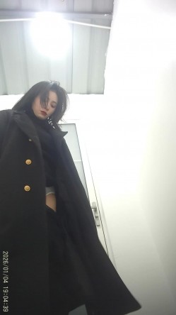 景区简易女厕偷拍美女换衣服尿尿美女手指插菊花塞痔疮 截图2